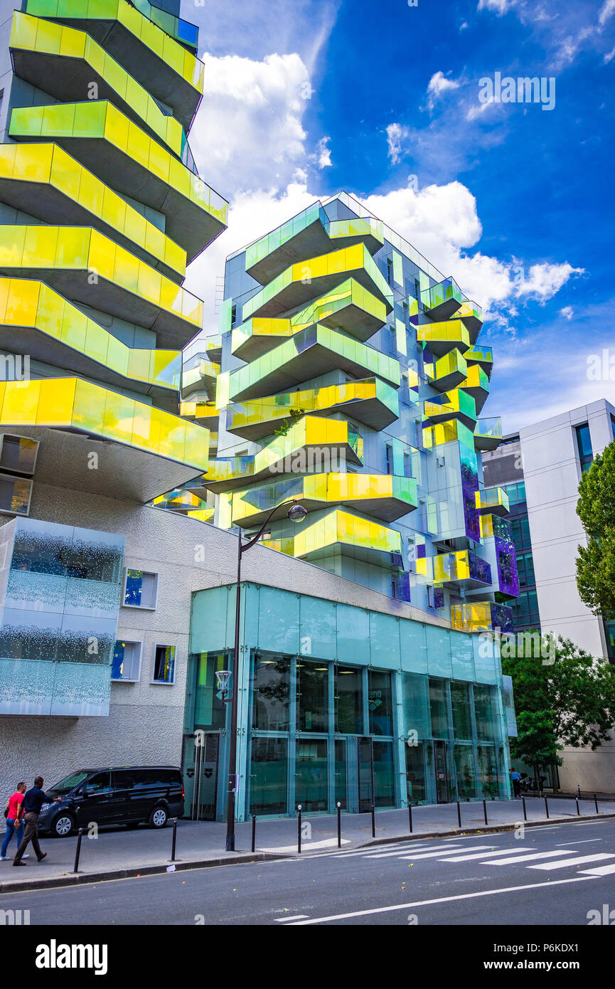 Ungewöhnliche Gebäude mit moderner Architektur in Paris, Frankreich Stockfoto