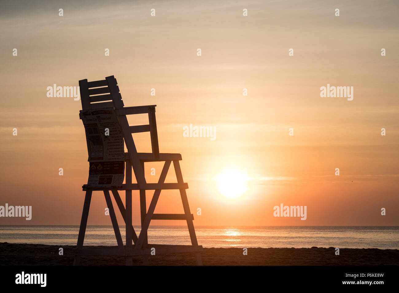 Ruhiger Sonnenaufgang am Meer Stockfoto