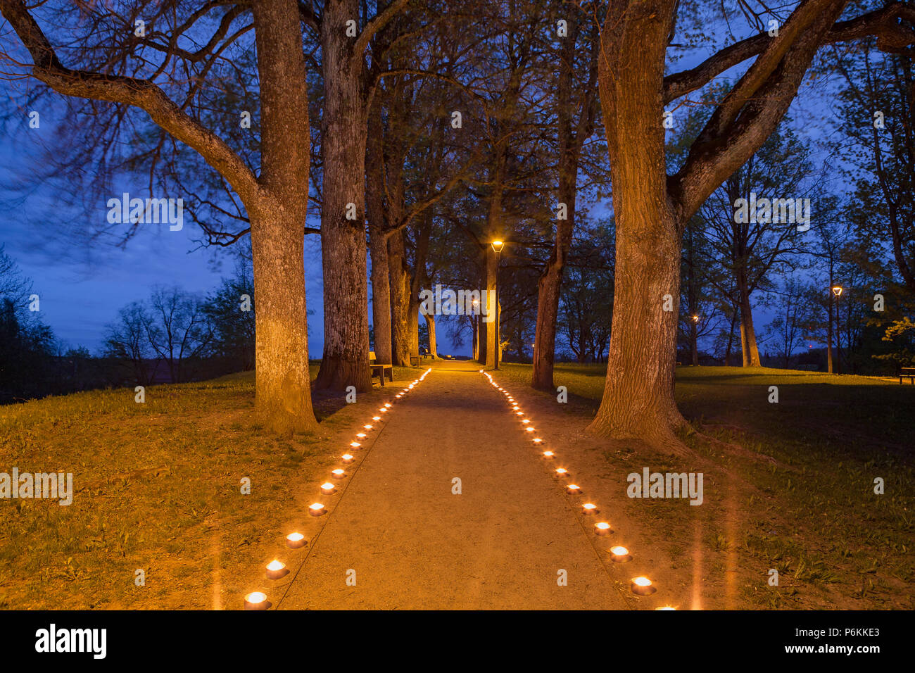 Beleuchtete Pfad im Park mit schönen Kerzen Flammen leuchten Stockfoto