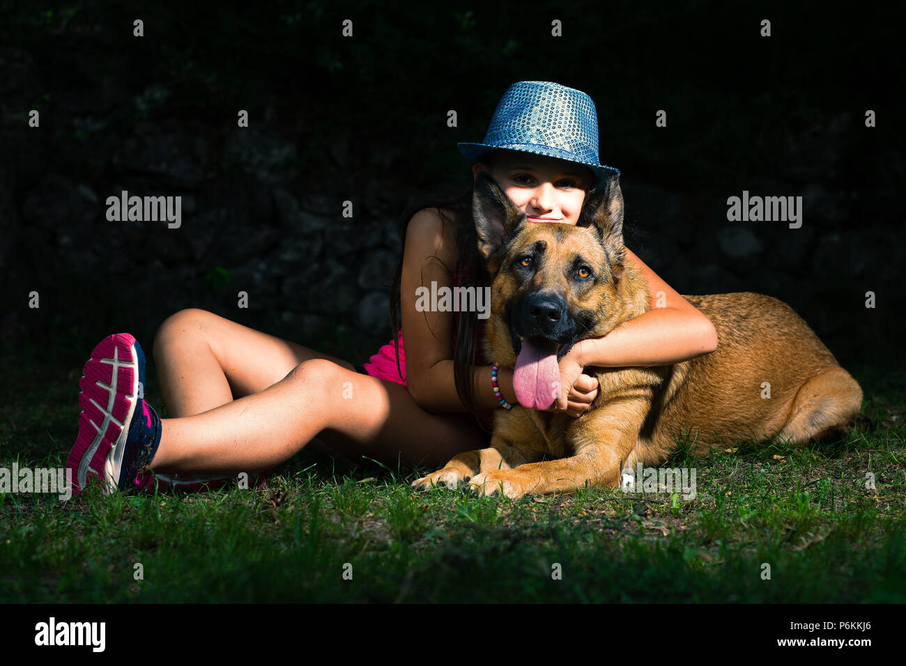 Deutscher Schäferhund mit seiner untrennbaren Herrin kleines Mädchen. Stockfoto