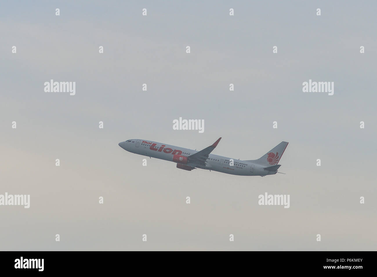 Bangkok, Thailand - 23.April 2018. Eine Boeing 737-800 Flugzeug von Thai Lion Air nehmen - weg vom Don Muang International Airport (DMK) in Bangkok, Thailan Stockfoto