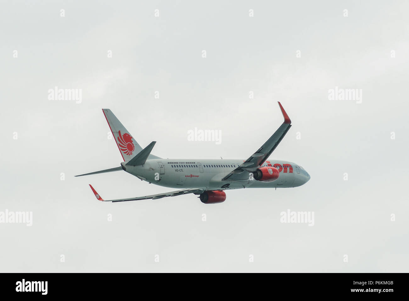 Bangkok, Thailand - 23.April 2018. Eine Boeing 737-800 Flugzeug von Thai Lion Air nehmen - weg vom Don Muang International Airport (DMK) in Bangkok, Thailan Stockfoto