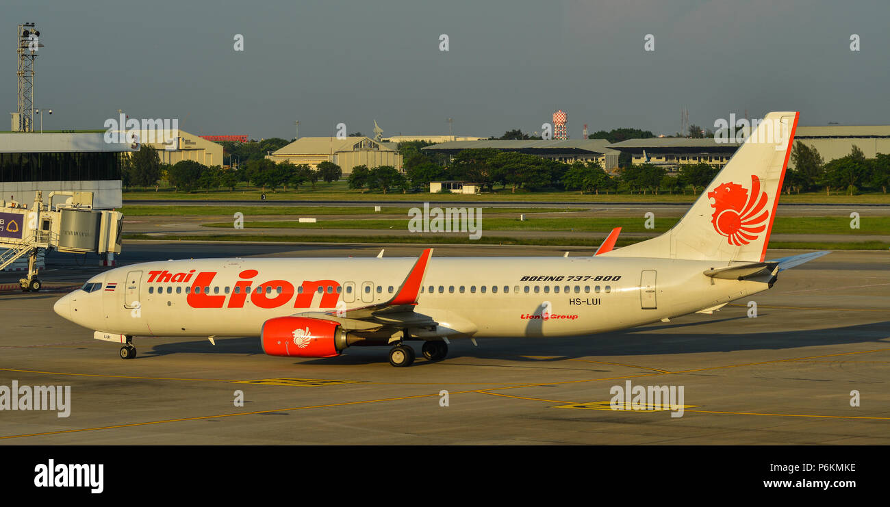 Bangkok, Thailand - 23.April 2018. Eine Boeing 737-800 Flugzeug von Thai Lion Air auf der Piste von Don Muang International Airport (DMK) in Bangkok rollen, Th Stockfoto