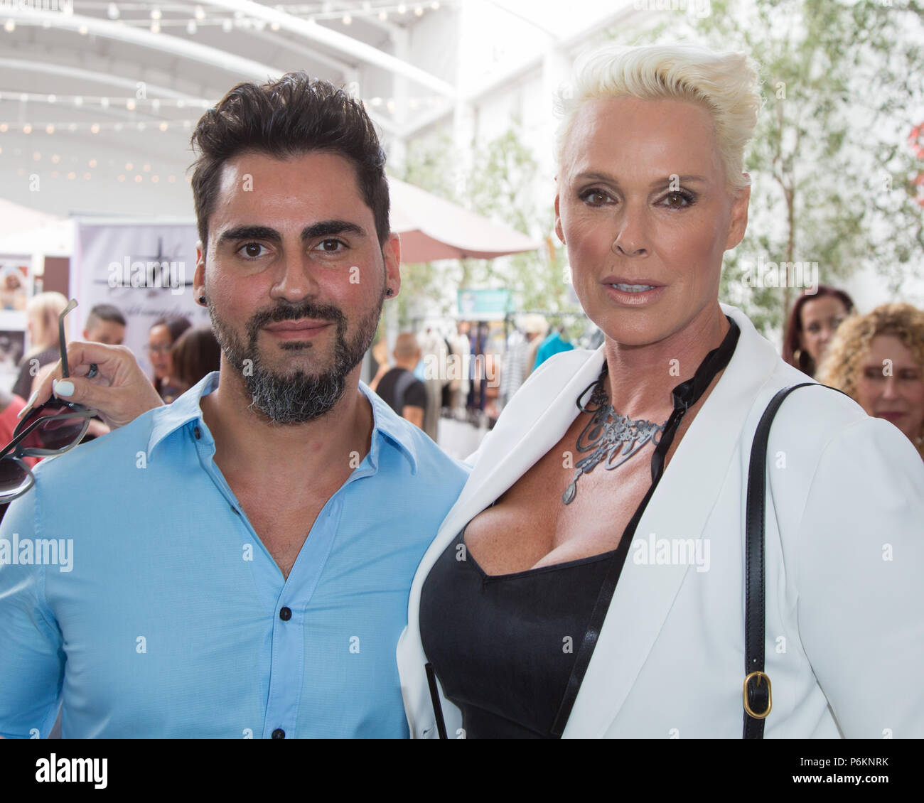 Brigitte Nielsen und Ehemann Mattia Dessi posieren für ein Foto