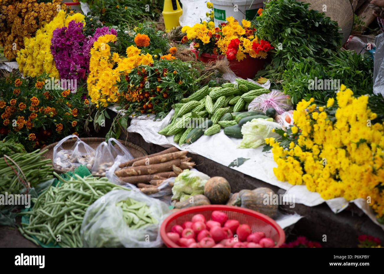 Medley von Obst, Gemüse und Blumen Stockfoto