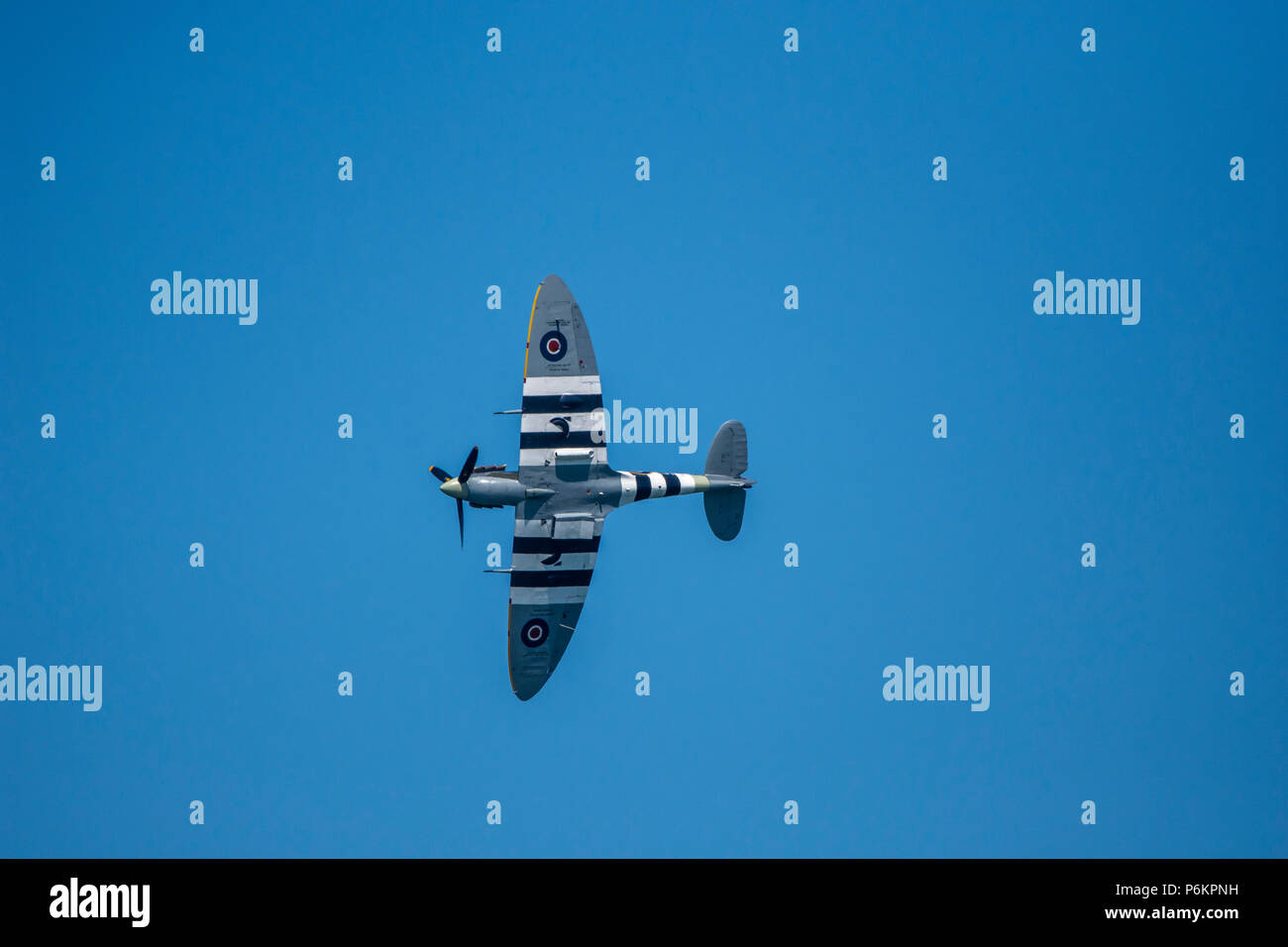 Die Royal Air Force die Schlacht um England Memorial Flight (BBMF). Supermarine Spitfire im blauen Himmel. Stockfoto