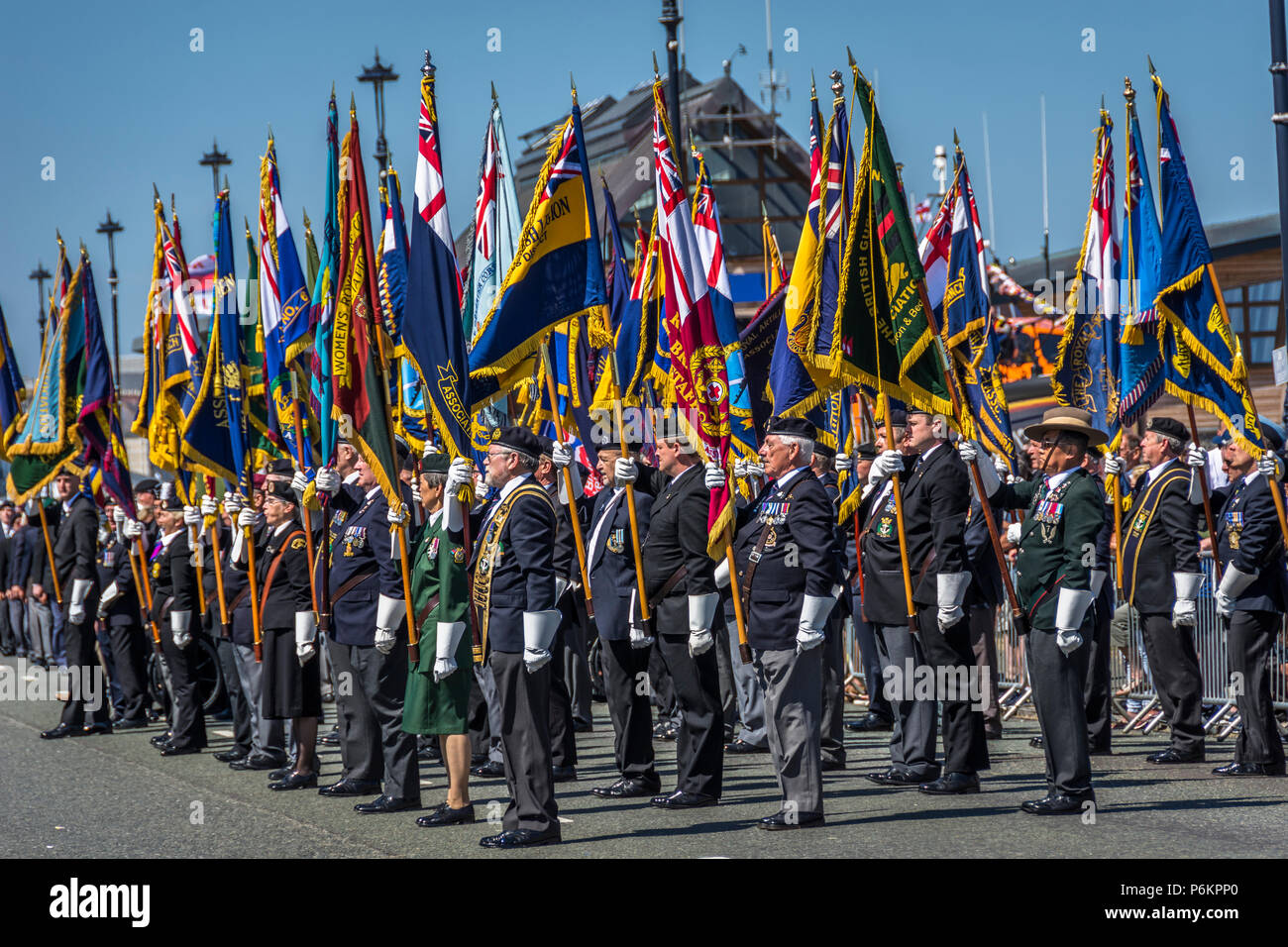 Streitkräfte Tag 2018 in Llandudno. UK Holding Veteranen Fahnen auf der Parade. 2018 an einem sehr heißen Tag. Stockfoto