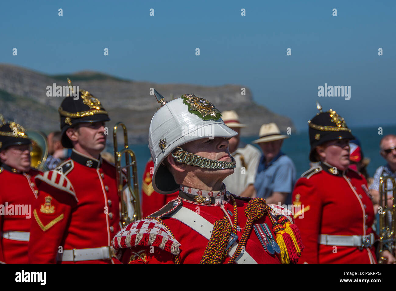 Streitkräfte Tag 2018 in Llandudno. Marching Lote in rote Uniformen. Ein sehr heißer Tag. Soldaten Schwitzen in Uniform. Stockfoto