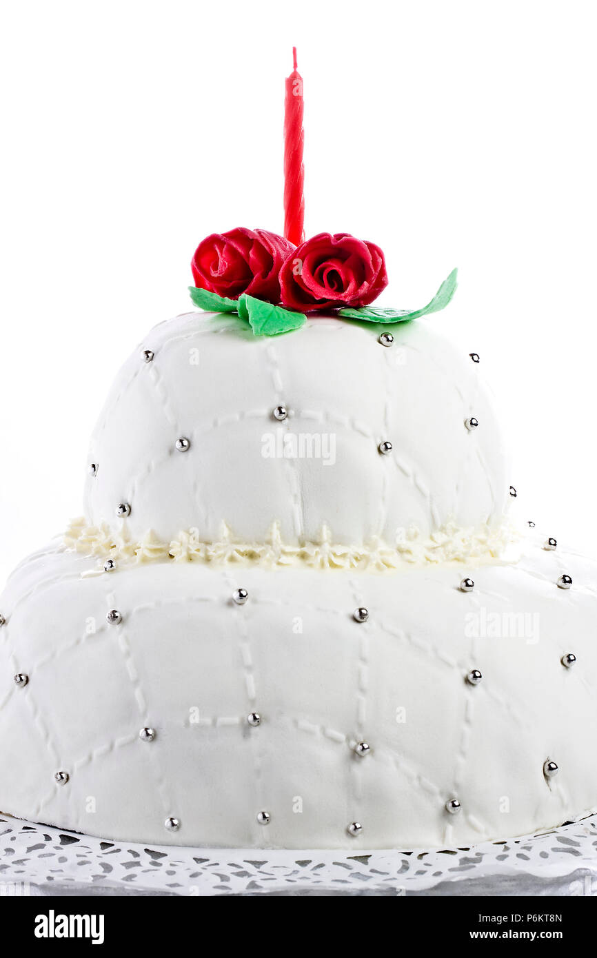 White Marshmallow Fondant Multi Layer Geburtstag Kuchen Mit Wenig Suss Silber Sussigkeiten Und Mit Rote Kerze Auf Top In Weiss Dekoriert Stockfotografie Alamy