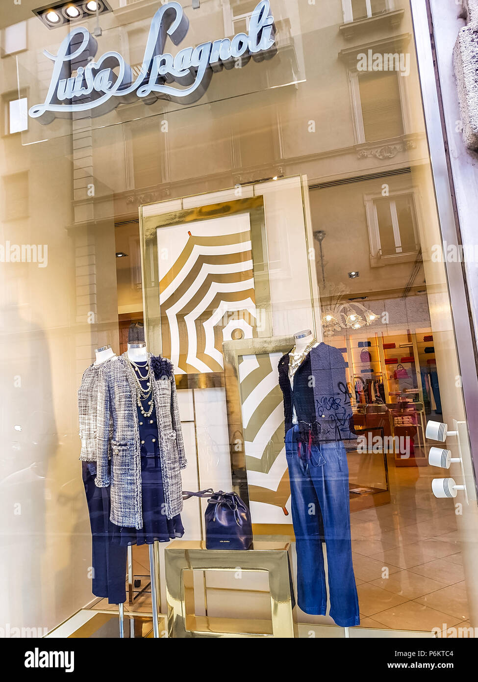 BERGAMO, Italien - 28. April 2017: Detail von Luisa Spagnoli Shop in Bergamo, Italien. Es ist eine italienische Frauen-Mode-Marke im Jahr 1928 gegründet. Stockfoto