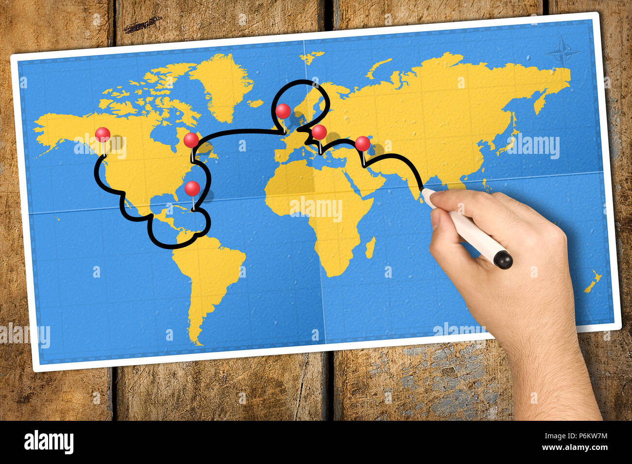 Hand tracking Reisen Rundfahrt mit schwarzem Filz Spitze oder Marker auf der Karte Stockfoto