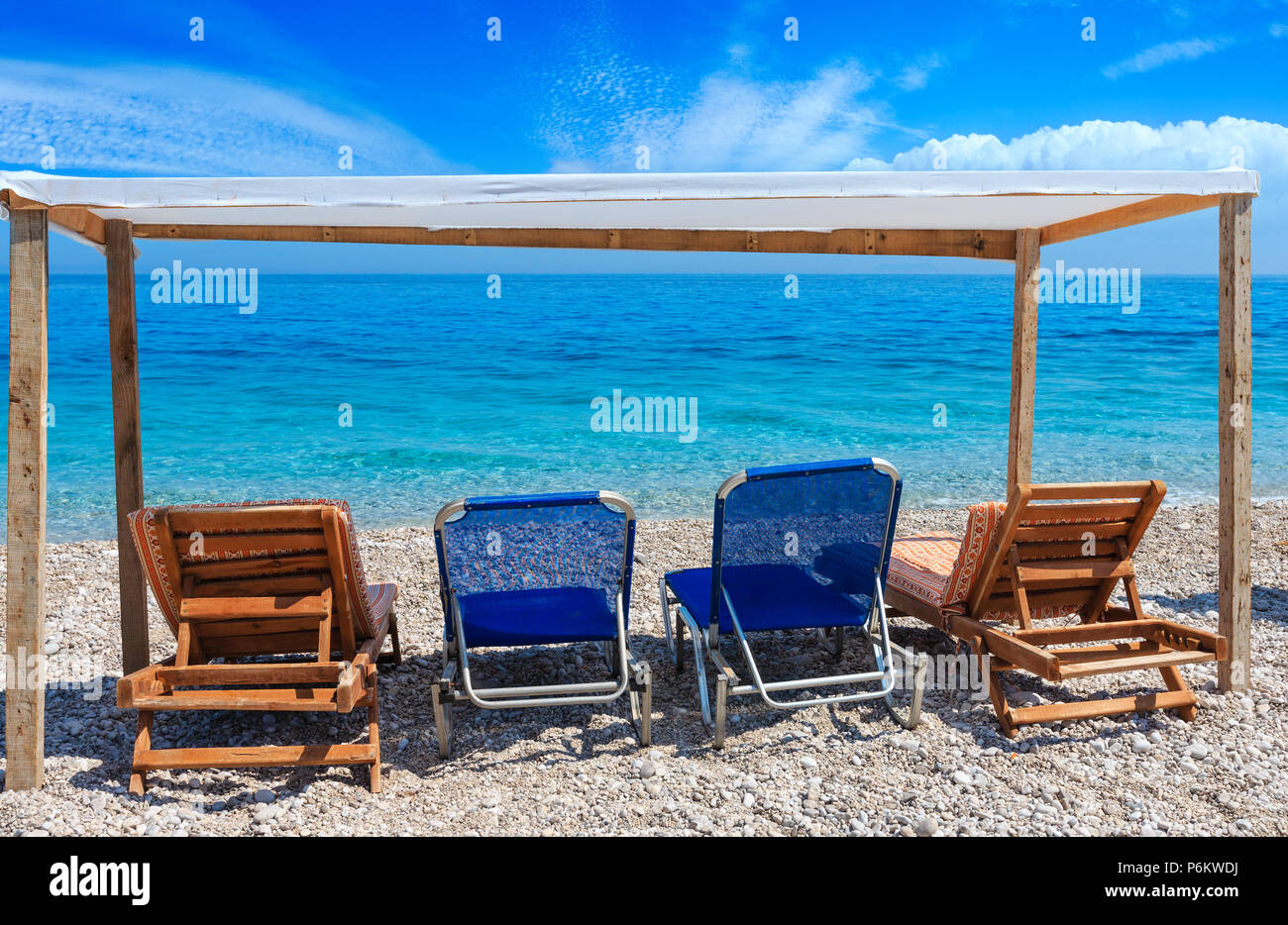 Sommer-morgen-Strand mit türkisblauem Wasser und Sonnenliegen (Albanien). Zwei Schüsse feststeppen Bild mit hoher Auflösung. Stockfoto