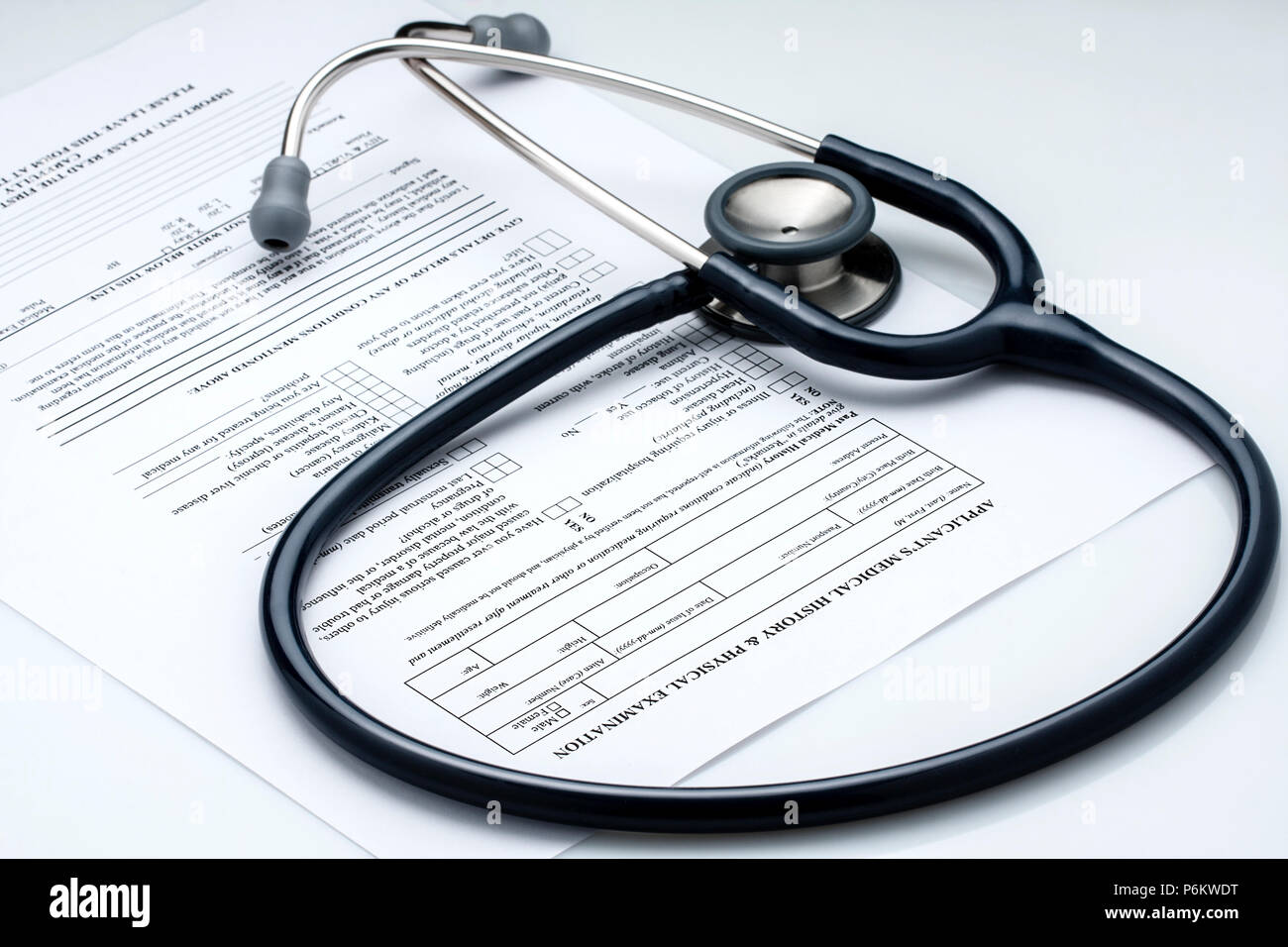 Stethoskop liegen auf leere Patienten Anamnese und körperliche Untersuchung form Stockfoto