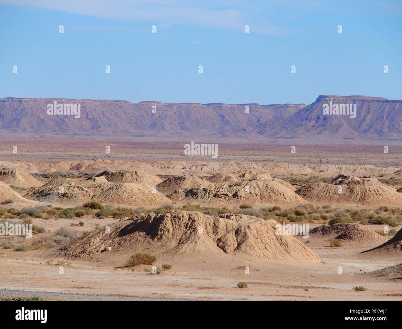 Berühmten Panorama von Ketthara, das Wasser gut an afrikanischen Sahara Wüste Landschaft in der Nähe von Erfoud in Marokko Stockfoto