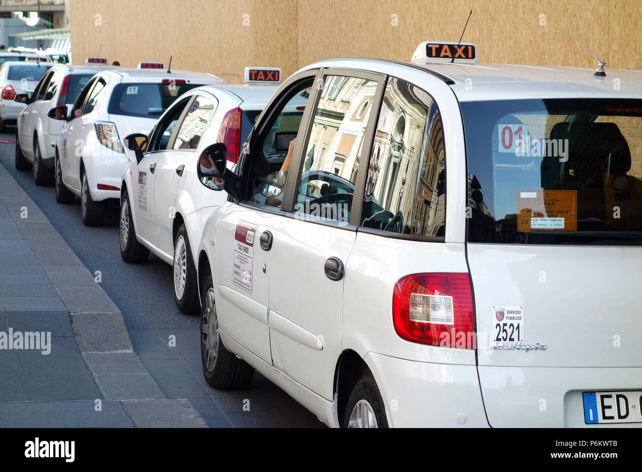 Rom, Italien: Juni 2014: Taxis in der Warteschlange für die Kunden am Bahnhof Termini in Rom Italien Stockfoto