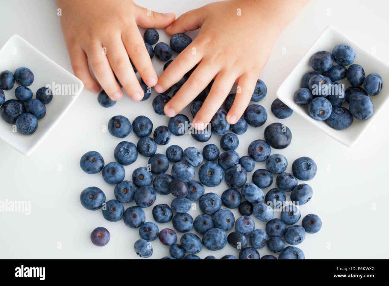 Eine Handvoll Beeren in Kinderhand Stockfoto