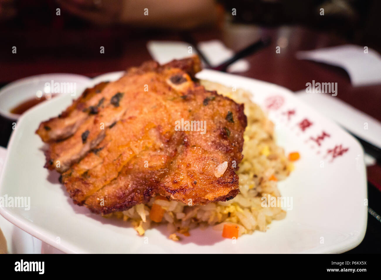Schweinekotelett mit gebratenen Reis. Chinesisches Essen. Japanisches Essen Stockfoto