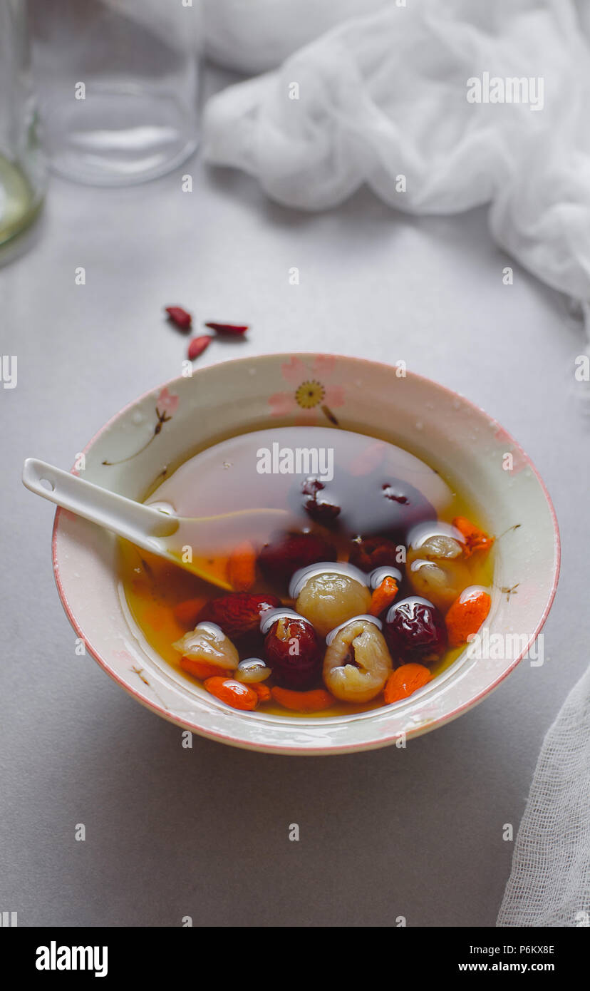 Rotes Datum Longan Suppe in Rosa Schüssel, gesund Stockfoto