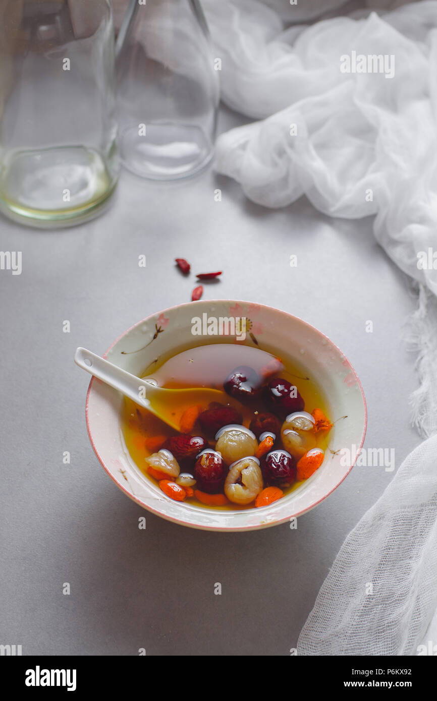 Rotes Datum Longan Suppe in Rosa Schüssel, gesund Stockfoto