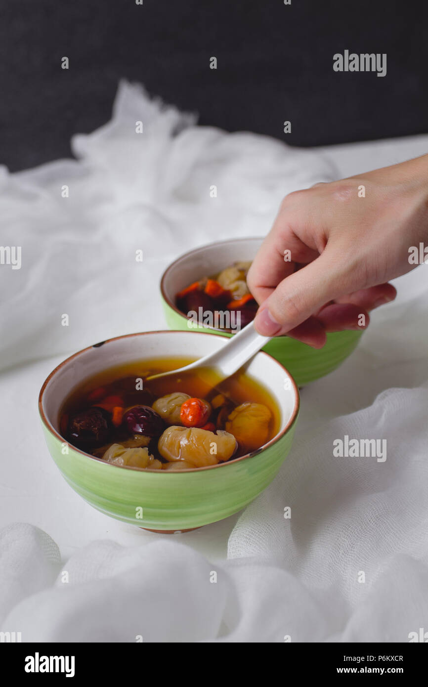 Rotes Datum Longan Suppe. Chinesischer Nachtisch in grün Schüssel. Zwei  Schüsseln Stockfotografie - Alamy