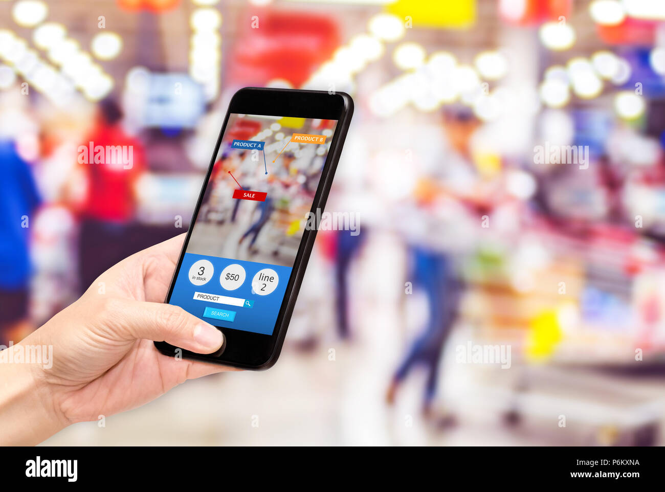 Hand Handy und mit Augmented Reality (AR) App für siehe Promotion Verkauf im Supermarkt store, Digital Lifestyle Technologie Konzept Stockfoto
