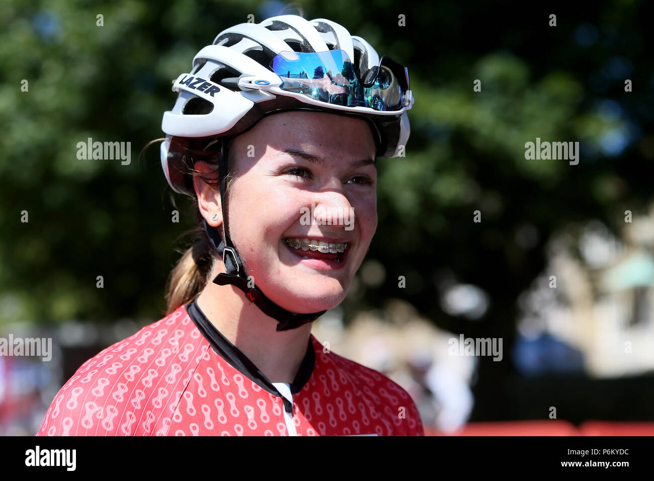 Das Team von Breeze Jessica Roberts Lächeln nach erfolgreichen Rennen der Frauen während der HSBC UK National Road Meisterschaften Straße Rennen Wettbewerb in Northumberland. Stockfoto