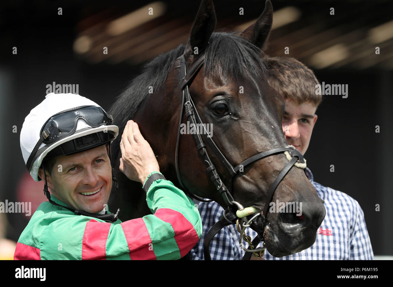 Jockey Colm OÊ¼Donoghue mit Klute nach dem Gewinn der Barronstown Stud irischen EBF am Tag drei der Dubai Duty Free Irish Derby Festival in Curragh Racecourse, Co Kildare. Stockfoto