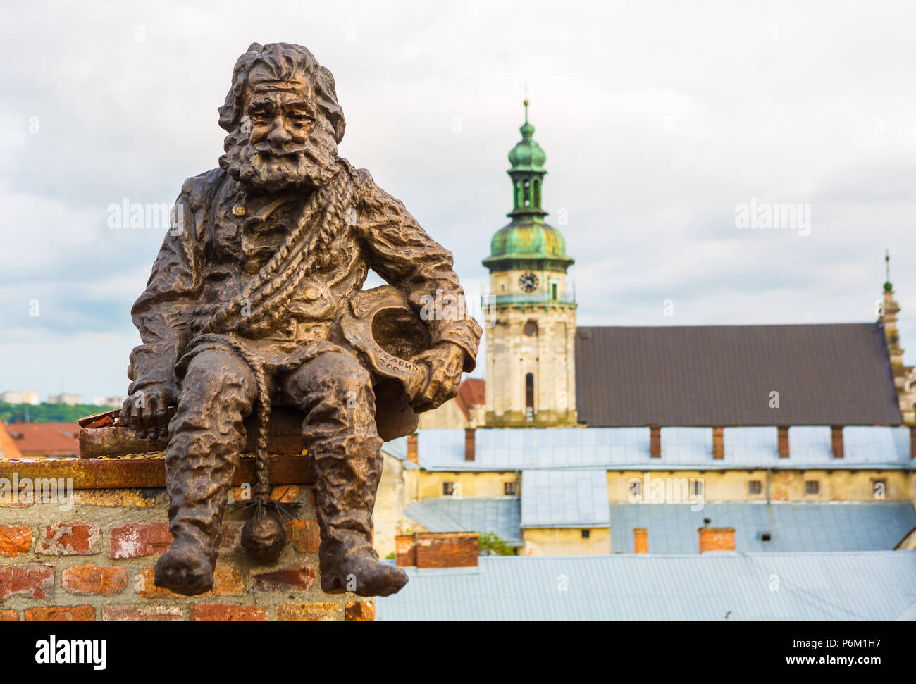 Skulptur ein Schornsteinfeger auf dem Dach des Hauses der Legenden in Lemberg, Ukraine. Lemberg ist als die attraktivste Stadt für Touristen in Ukrain erkannt Stockfoto
