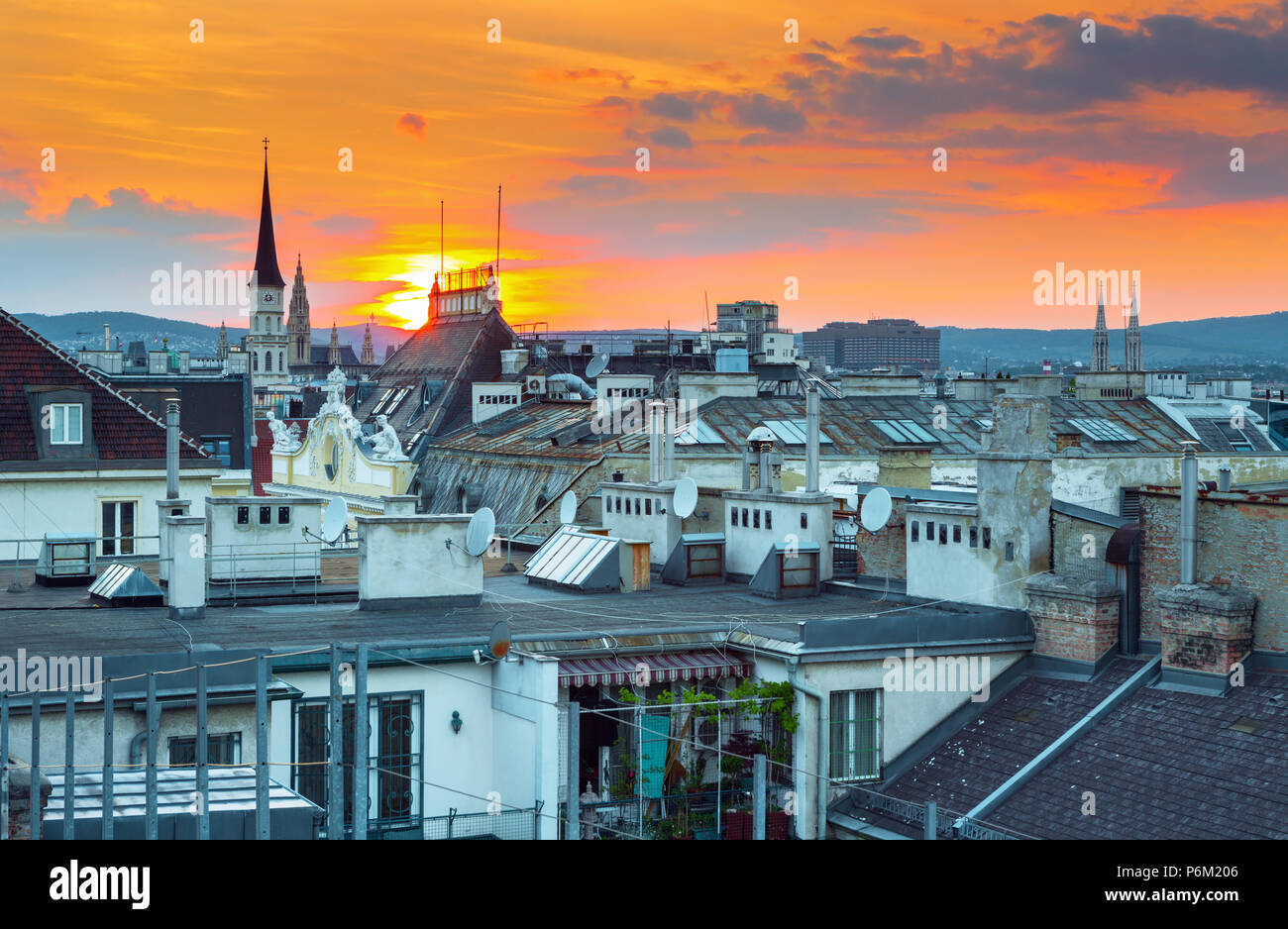 Dachterrasse mit Blick über Wien Zentrum Altstadt und Kathedralen im Sunset, Österreich Stockfoto