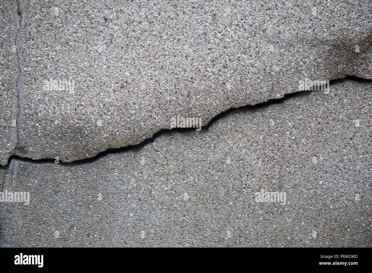 Tiefe Risse im Beton Beton Wand Stockfoto