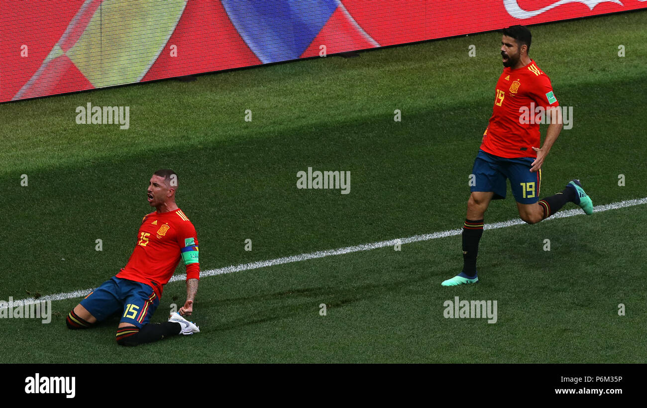 Spaniens Sergio Ramos (links) feiert ersten Ziel seiner Seite des Spiels mit Teamkollegen Diego Costa während der FIFA WM 2018, die Runde der letzten 16 auf der Luzhniki Stadion, Moskau. Stockfoto