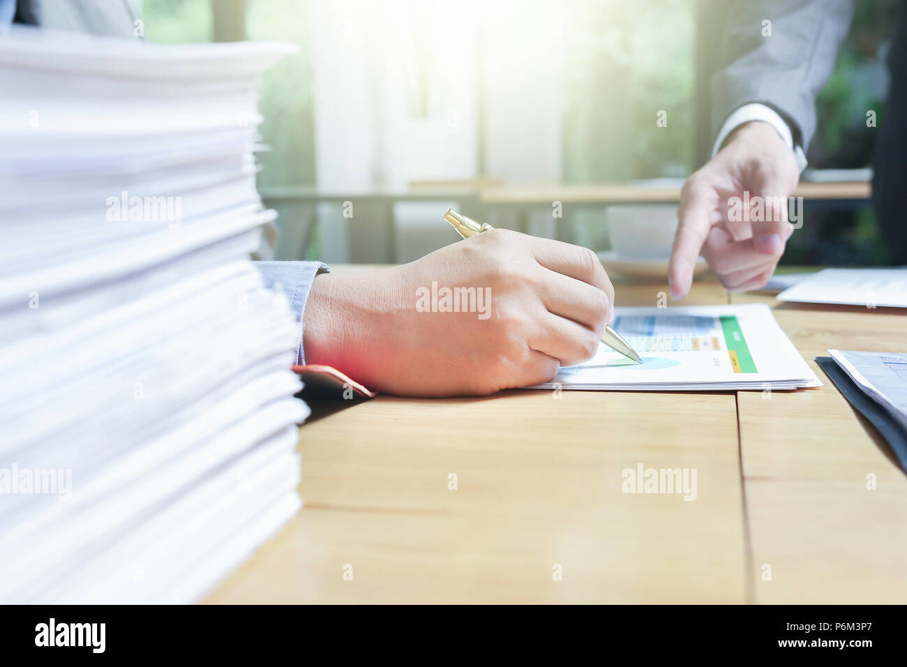 Administrator Business Mann finanzielle Inspektor und Sekretär, Bericht, Berechnung oder Überprüfung Gleichgewicht. Stockfoto