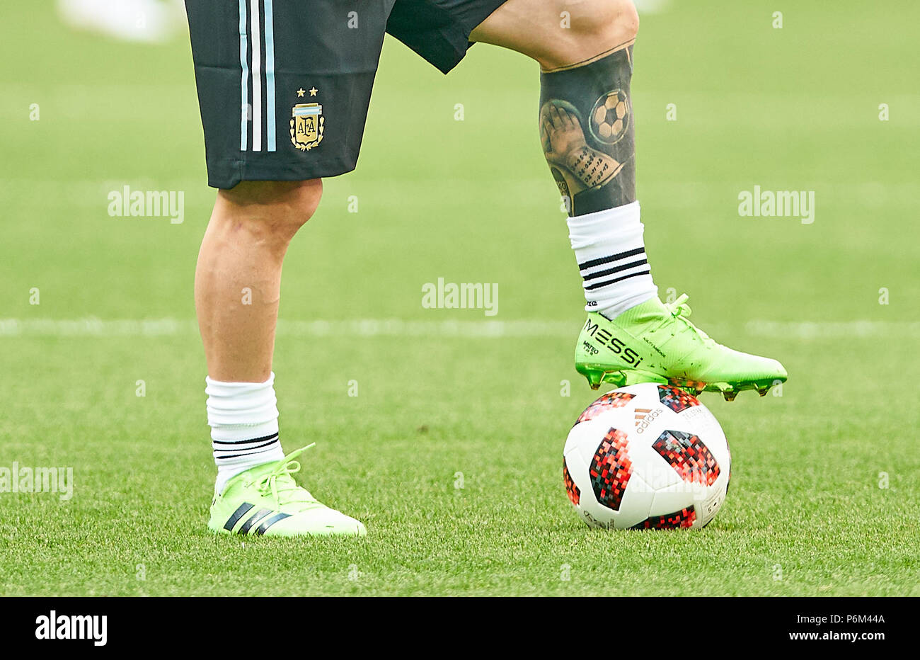 Kasan, Russland. 30 Jun, 2018. Argentinien - Frankreich 3-4, Fußball,  Kazan, Juni 30, 2018 Lionel Messi, Argentinien 10 Adidas Telstra, Tattoo,  Symbol, Illustration, Funktion, Symbol Symbol Fußball Beine, Fußballschuhe,  Aktion, Schuhe, Bolzen,