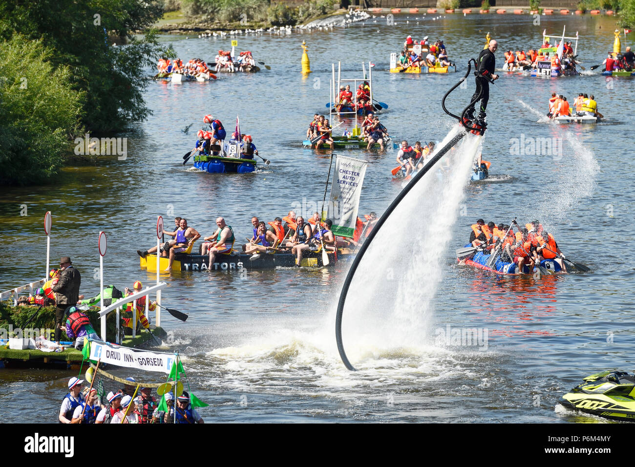 Chester, UK. 1. Juli 2018. Die jährliche Charity floss Rennen auf dem Fluss Dee von Rotary Club organisiert. Credit: Andrew Paterson/Alamy leben Nachrichten Stockfoto