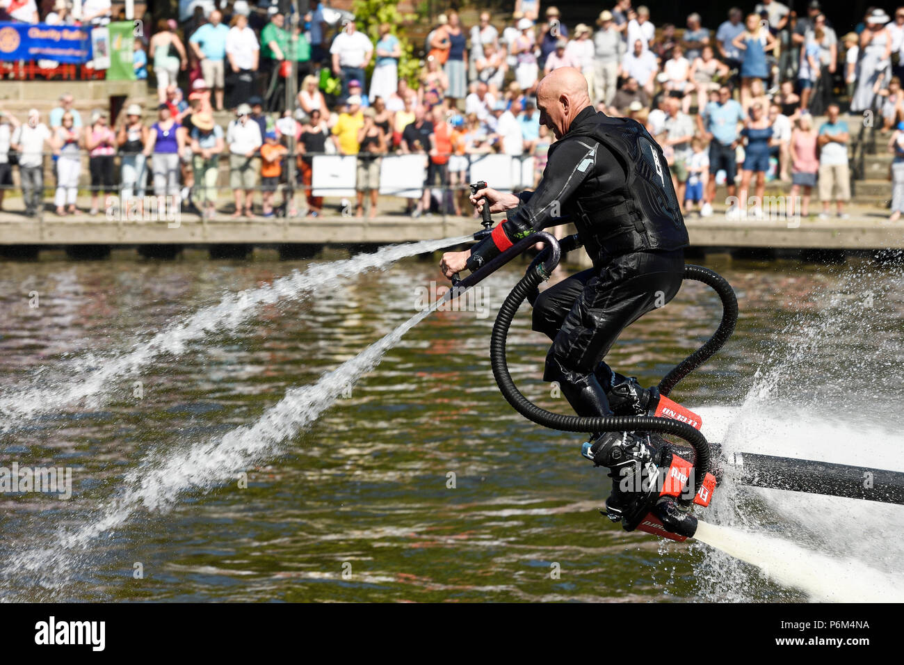 Chester, UK. 1. Juli 2018. Die jährliche Charity floss Rennen auf dem Fluss Dee von Rotary Club organisiert. Wettbewerber werden mit Wasser von Jay St John Durchnässt auf einem flyboard. Credit: Andrew Paterson/Alamy leben Nachrichten Stockfoto