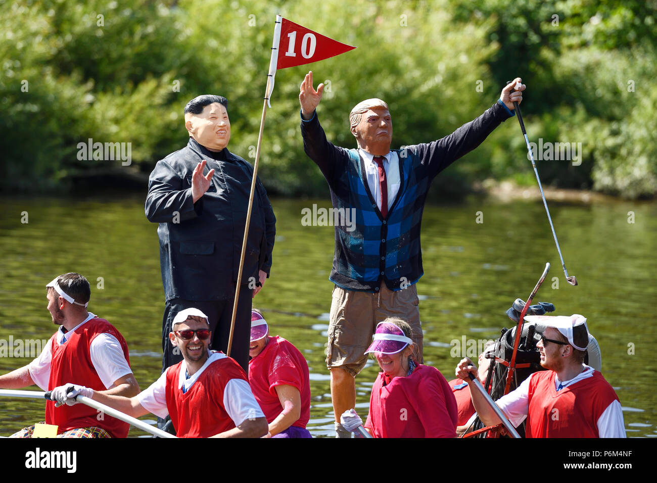Chester, UK. 1. Juli 2018. Donald Trump und Kim Jong-un-LOOKALIKES an den jährlichen Nächstenliebe floss Rennen auf dem Fluss Dee von Rotary Club organisiert. Credit: Andrew Paterson/Alamy leben Nachrichten Stockfoto