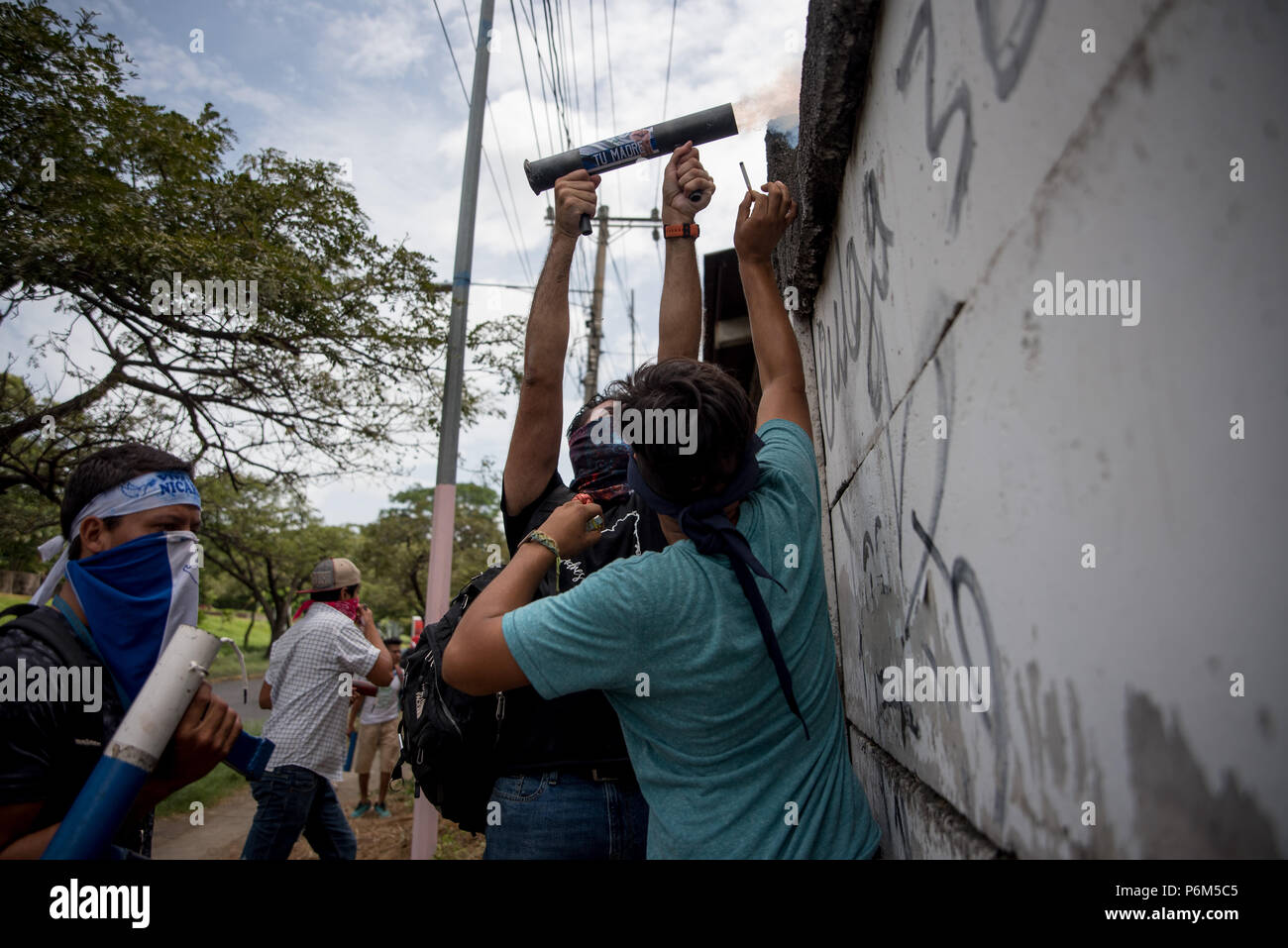 Managua, Nicaragua. 30. Juni, 2018. Die Demonstranten mit hausgemachten Waffen. Seit April, die politische Situation in Nicaragua hat instabil gewesen. Bei Auseinandersetzungen zwischen Regierungstruppen und den Demonstranten gegen Präsident Daniel Ortega, über 200 Menschen haben ihr Leben verloren. Credit: Carlos Herrera/dpa/Alamy leben Nachrichten Stockfoto