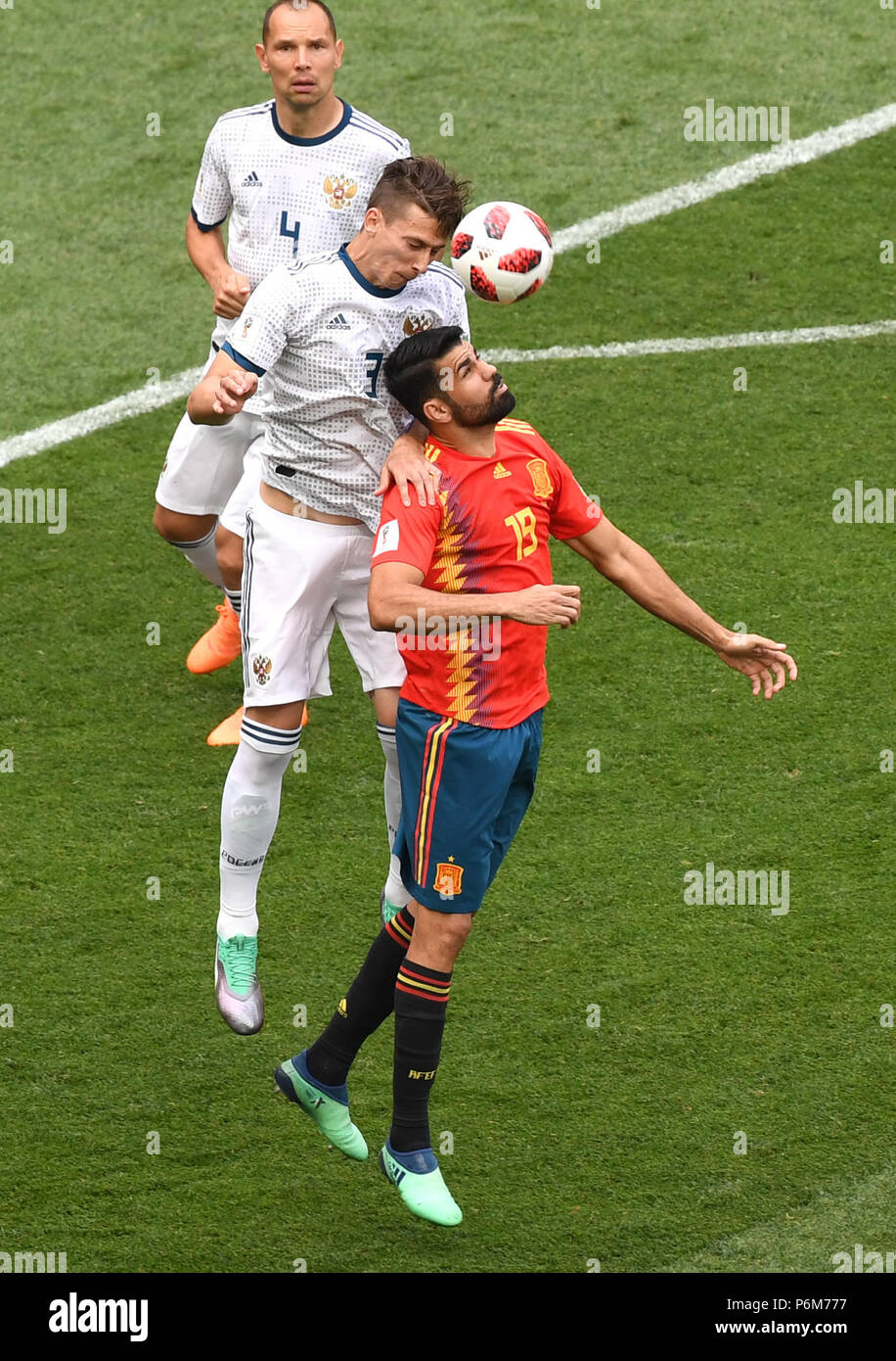 (180701) - Moskau, 1. Juli 2018 (Xinhua) - Diego Costa (unten) von Spanien konkurriert für einen Header mit Ilya Kutepov (C) in Russland während des 2018 FIFA World Cup Runde 16 Match zwischen Spanien und Russland in Moskau, Russland, 1. Juli 2018. (Xinhua / Wang Yuguo) Stockfoto