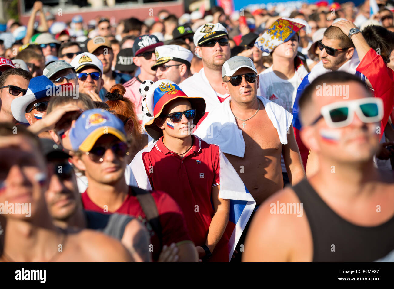 Sochi, Russland. 01. Juli, 2018. Russische Fußball-Fans auf das WM-Finale zwischen Russland und Spanien zu einem public viewing Veranstaltung. Credit: Christian Charisius/dpa/Alamy leben Nachrichten Stockfoto