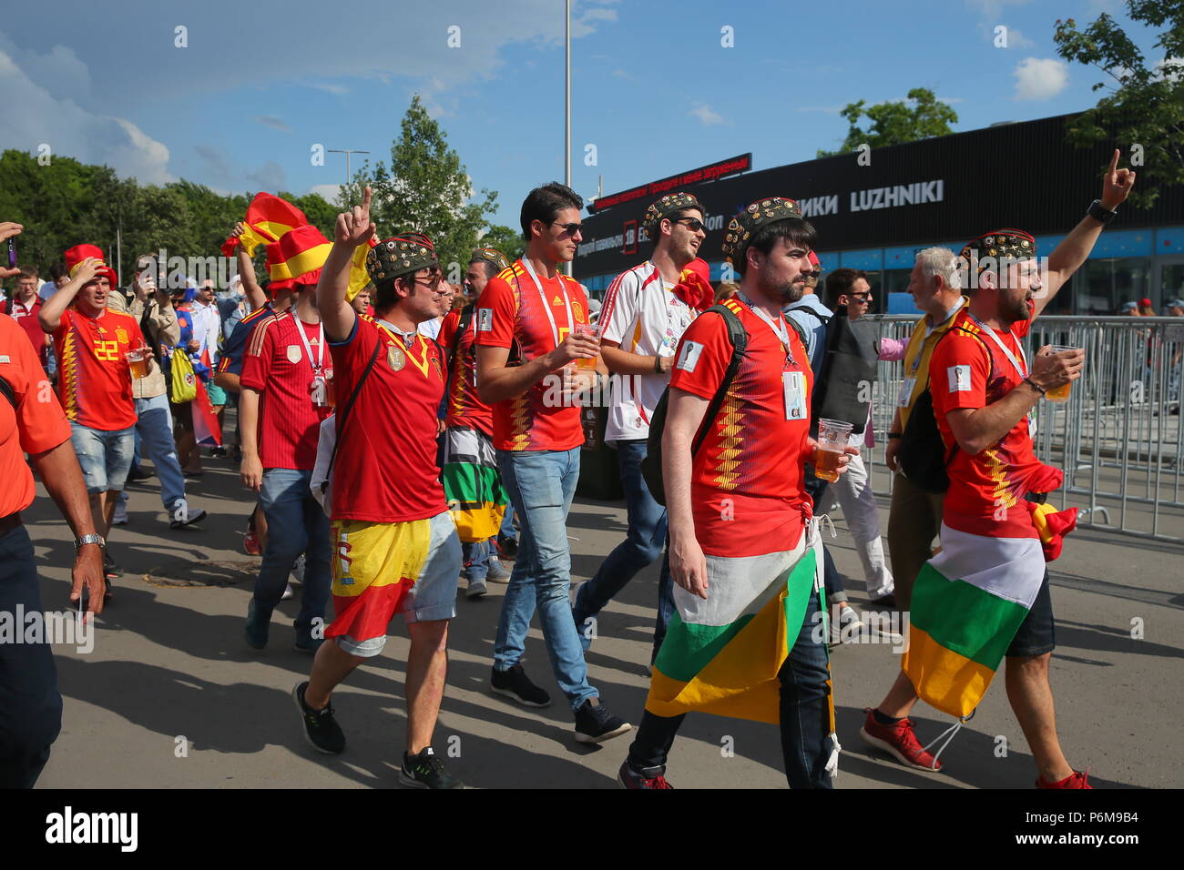 Moskau, Russland. 1 Jul, 2018. Die spanischen Fans von luzhniki Stadion vor der 2018 FIFA World Cup Runde 16 Match zwischen Spanien und Russland. Credit: Victor Vytolskiy/Alamy leben Nachrichten Stockfoto