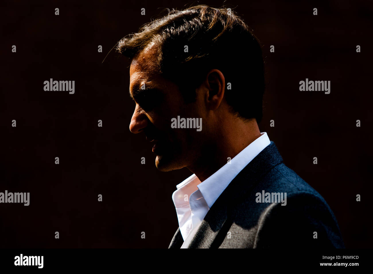 London, Großbritannien, 1. Juli 2018: Titelverteidiger Roger Federer aus der Schweiz vor dem Start der Wimbledon Tennis Championships 2018 auf der All England Lawn Tennis und Croquet Club in London. Credit: Frank Molter/Alamy leben Nachrichten Stockfoto