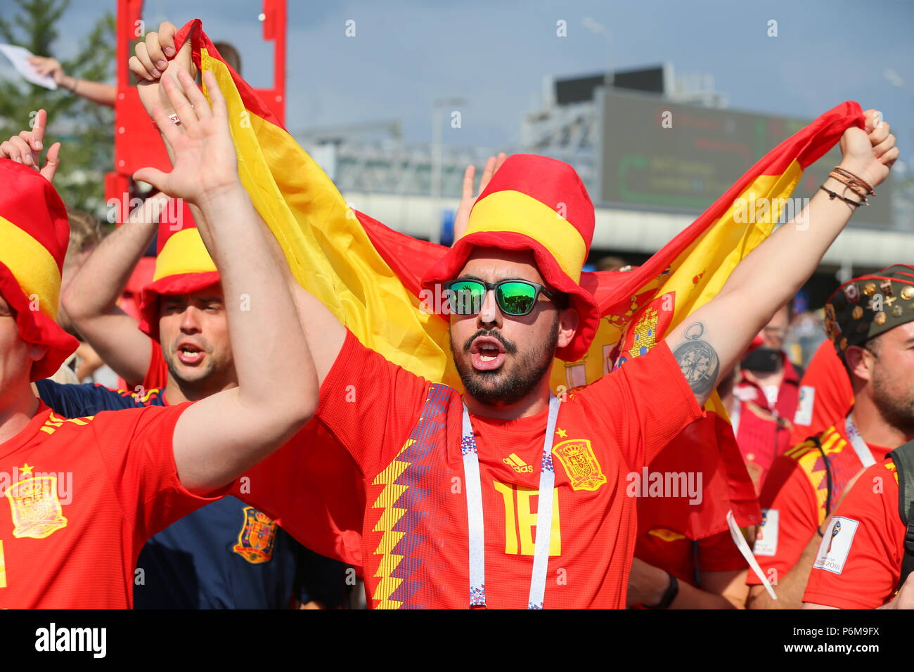 Moskau, Russland. 1 Jul, 2018. Die spanischen Fans von luzhniki Stadion vor der 2018 FIFA World Cup Runde 16 Match zwischen Spanien und Russland. Credit: Victor Vytolskiy/Alamy leben Nachrichten Stockfoto