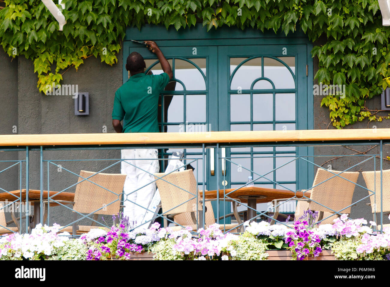 London, Großbritannien, 1. Juli 2018: Die Freiwilligen werden die letzten Vorbereitungen vor dem Start der Wimbledon Tennis Championships 2018 auf der All England Lawn Tennis und Croquet Club in London. Credit: Frank Molter/Alamy leben Nachrichten Stockfoto