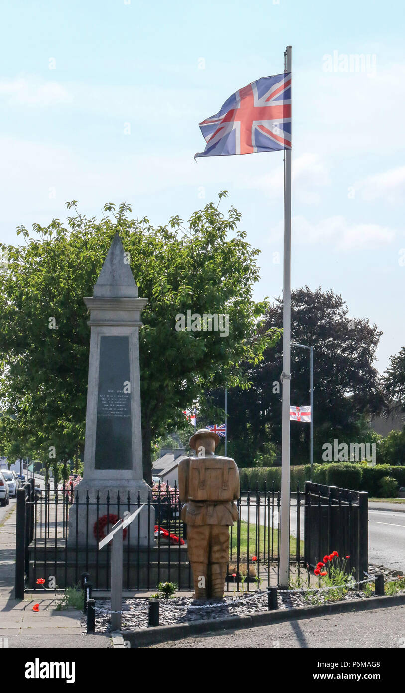 Dollingstown, County Armagh, Nordirland. 01. Juli 2018 - Die Schlacht an der Somme begann am 01. Juli 1916. Die größte Schlacht im Ersten Weltkrieg an der Westfront, es war auch eine der blutigsten Schlachten in der Geschichte der Menschheit dauert 141 Tage. Die Verluste waren riesig und der Kampf ist am 01. Juli über Nordirland erinnert angesichts der Verluste durch die 36Th (Ulster) Abteilung erlitt am Eröffnungstag der Schlacht. Über 5000 Todesopfer, 2,069 Tote, drei Victoria Kreuze (zwei posthum) erzählt seine eigene düstere Geschichte. Quelle: David Hunter/Alamy Leben Nachrichten. ** Die redaktionelle Nutzung nur ** Stockfoto