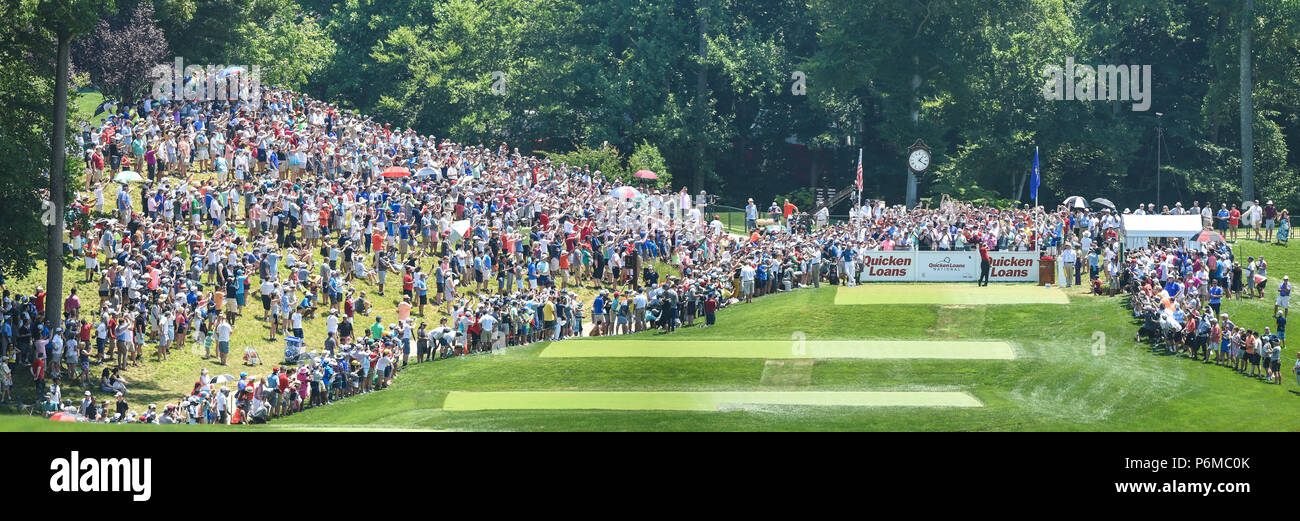 Juli 01, 2018 - Drei foto Panorama von Tiger Woods (USA) bei der ersten Bohrung während der Endrunde, die am Quicken 2018 Darlehen Nationalen am Turnier Spieler Verein in Potomac, MD. Die größten Massen der vier Tag Turnier war an der Seite von Tiger in der Nähe von 100 Grad. Stockfoto