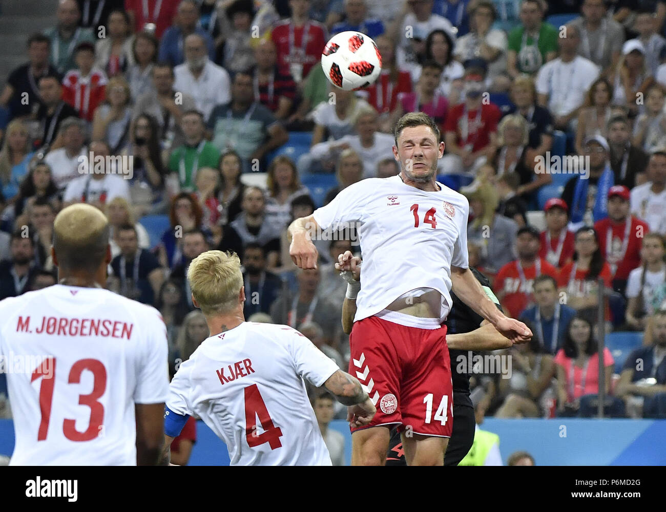 Nischni Nowgorod, Russland. 1. Juli 2018. Henrik Dalsgaard (oben) von Dänemark konkurriert für eine Kopfzeile während der 2018 FIFA World Cup Runde 16 Match zwischen Kroatien und Dänemark in Nischni Nowgorod, Russland, 1. Juli 2018. Credit: Er Canling/Xinhua/Alamy leben Nachrichten Stockfoto