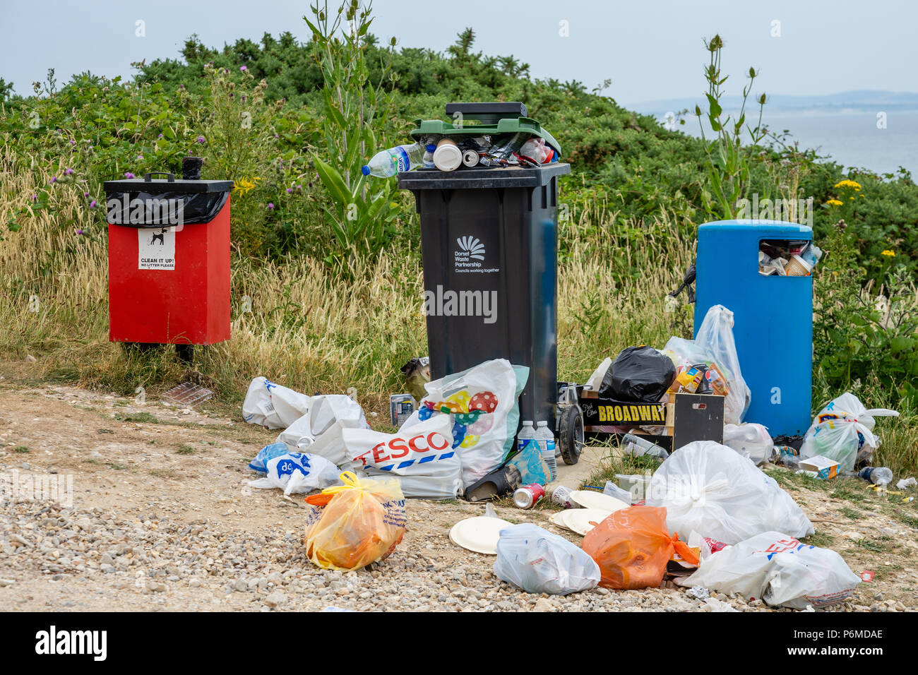 Highcliffe, Großbritannien. Juli 2018. Während die Hitzewelle in Großbritannien anhält, haben die Strände an der Südküste dieses Wochenende eine hohe Besucherzahl gesehen, was zu mehr als normalem Müll und Müll an den Stränden führte. Hier sind überfließende Müll-/Abfalleimer am Highcliffe Beach, Dorset, England, UK. Stockfoto