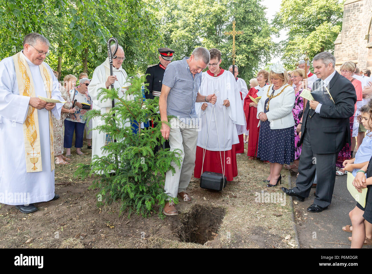 Warrington, Großbritannien. 01. Juli 2018 - Das Finale der Sonntag service war außerhalb der Kirche, wo eine Eibe von Cllr Karen Mundry, der Bürgermeister von Warrington gepflanzt wurde, und Thomas David Briggs, MBE, KstJ, Herr Leutnant von Cheshire, während der Service und Gebete von Reverend Michael Ridley, Pfarrer von St. Thomas' und der Rt Reverend Dr Peter Forster, Bischof von Chester Credit: John Hopkins/Alamy Leben Nachrichten gehalten wurden Stockfoto