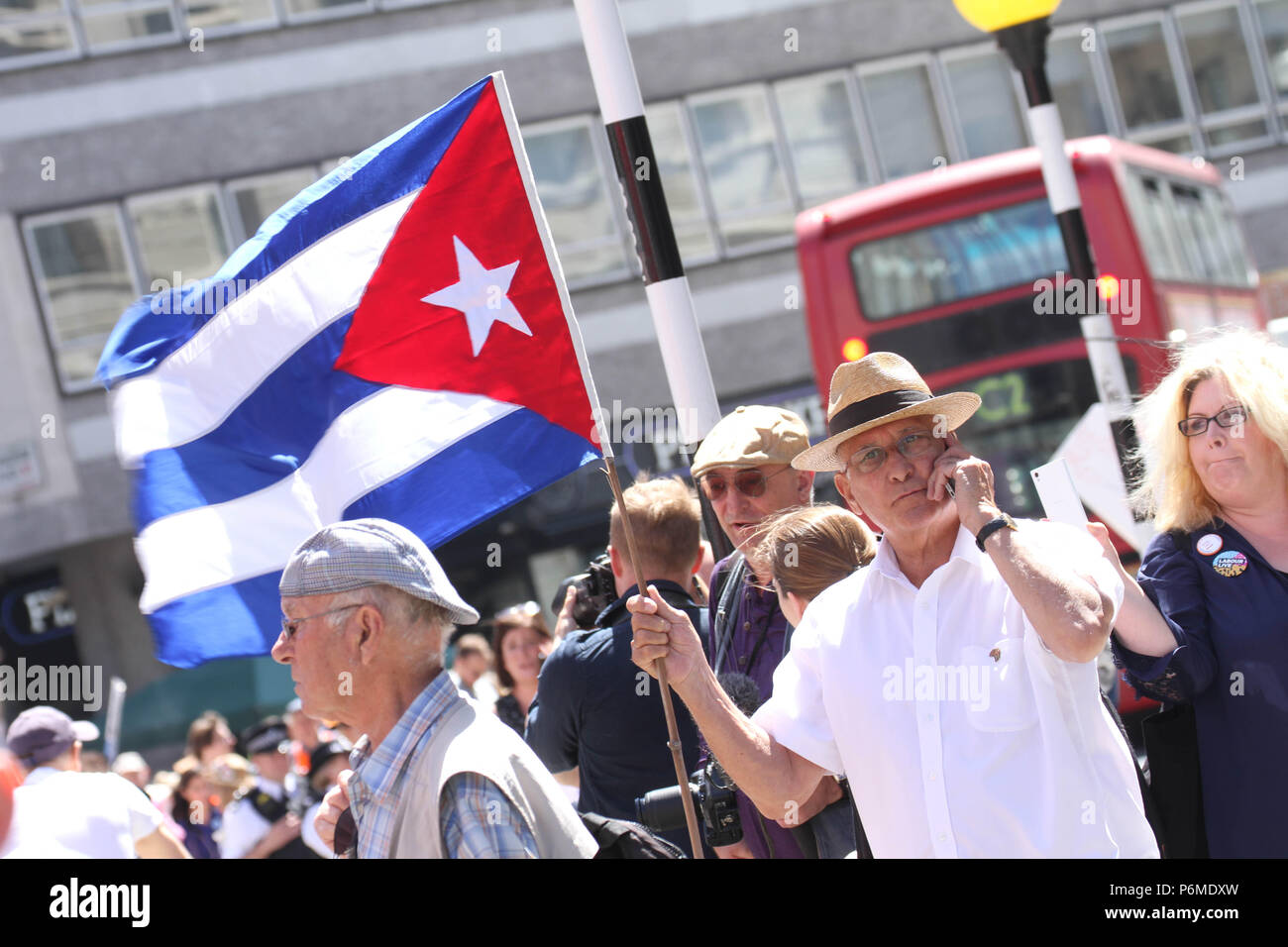 London, Großbritannien - 30 Juni 2018: ein Demonstrator Holding eine kubanische Flagge trat der Tausenden von Menschen, die an einer nationalen Demonstration und Feier zum 70. Jahrestag des NHS am 30. Juni zu markieren. Die Demonstration in der Volksversammlung unter anderem organisiert auf der Suche nach einem öffentlichen NHS, die für alle und eine angemessene Finanzierung und die ordnungsgemäße Besetzung frei ist. Quelle: David Mbiyu/Alamy leben Nachrichten Stockfoto