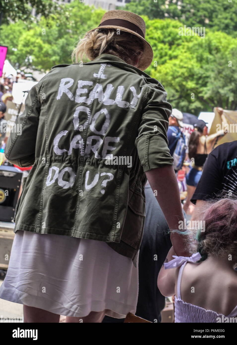 Austin, Texas, USA. 30. Juni, 2018. Texas Protest gegen eine halten Familien zusammen. Die Demonstranten überschwemmt mehr als 700 Märsche, aus Migrantenfamilien - freundliche Städte wie New York und Los Angeles zu konservativen Appalachia und Wyoming. Credit: Sandra Dahdah/ZUMA Draht/Alamy leben Nachrichten Stockfoto